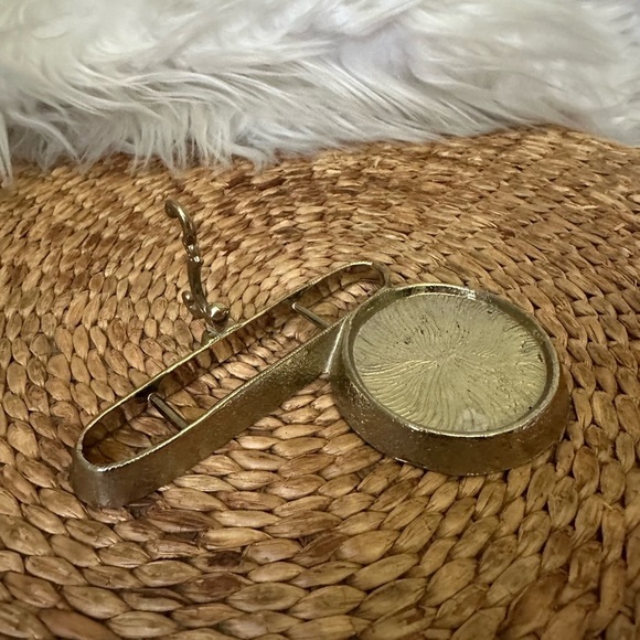 Vintage Tone Ornate Cup and Saucer Holder, Gold Metal, Tea cup holder, Tea party - Picture 3 of 5